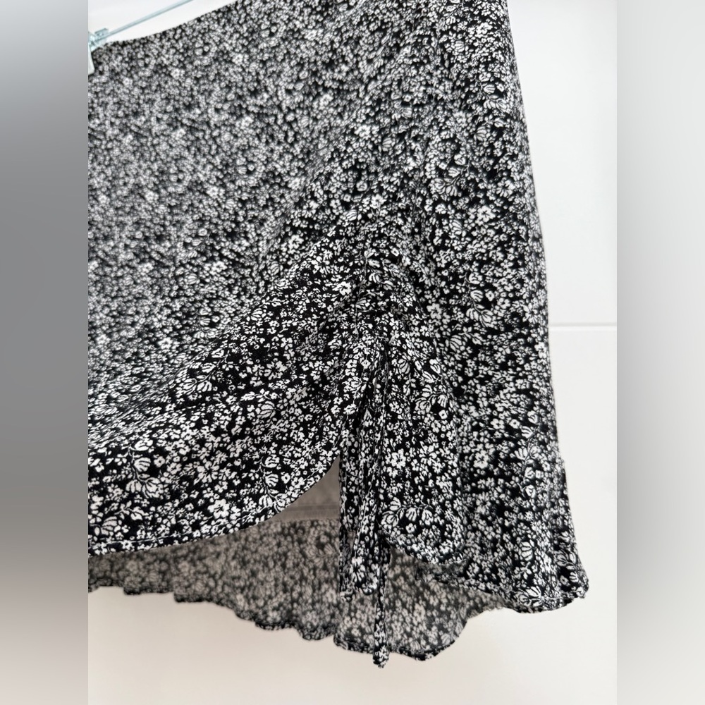 Forever 21 Black & White Floral Mini Skirt Ruffle Hem | Size M - Picture 6 of 9